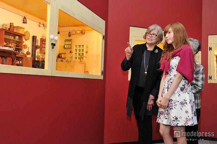 『生誕100年 ターシャ・テューダー展』を鑑賞している益若つばさ(手前)