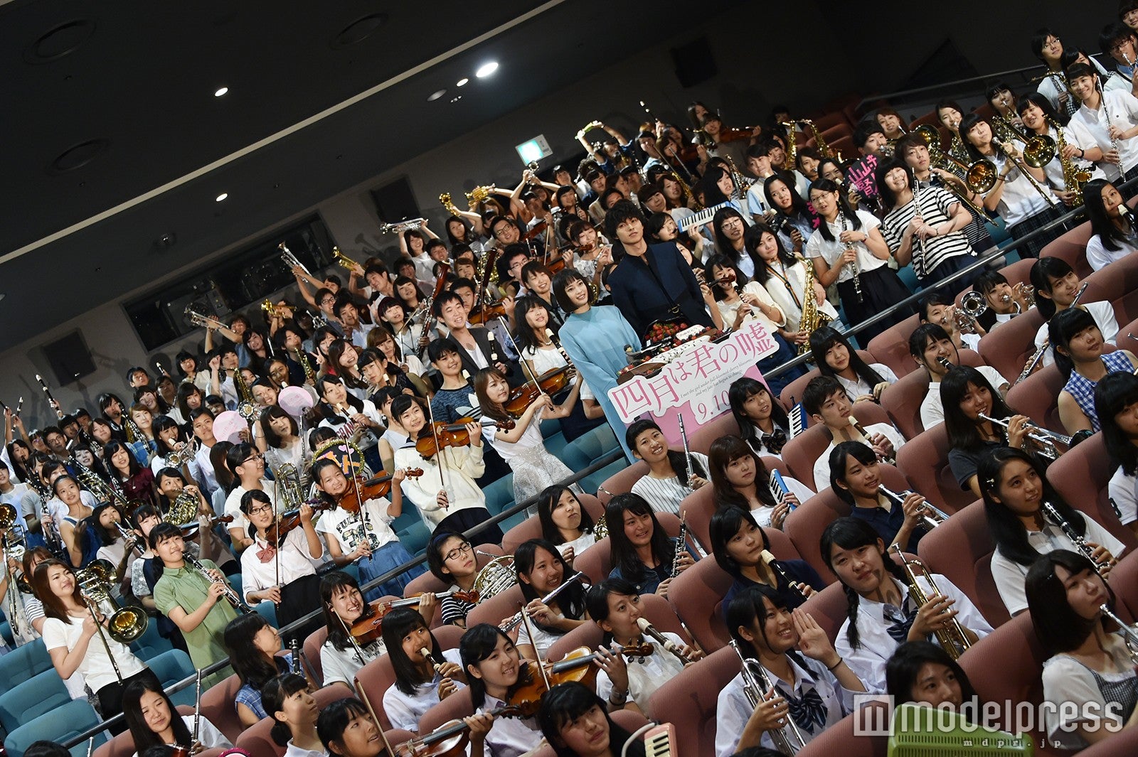 （左から）広瀬すず、山崎賢人（C）モデルプレス