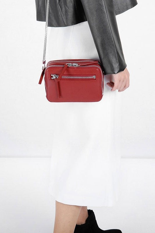 ジップディティールスリングバッグ「CHARLES & KEITH」7,452円（税込）／画像提供：CHARLES & KEITH