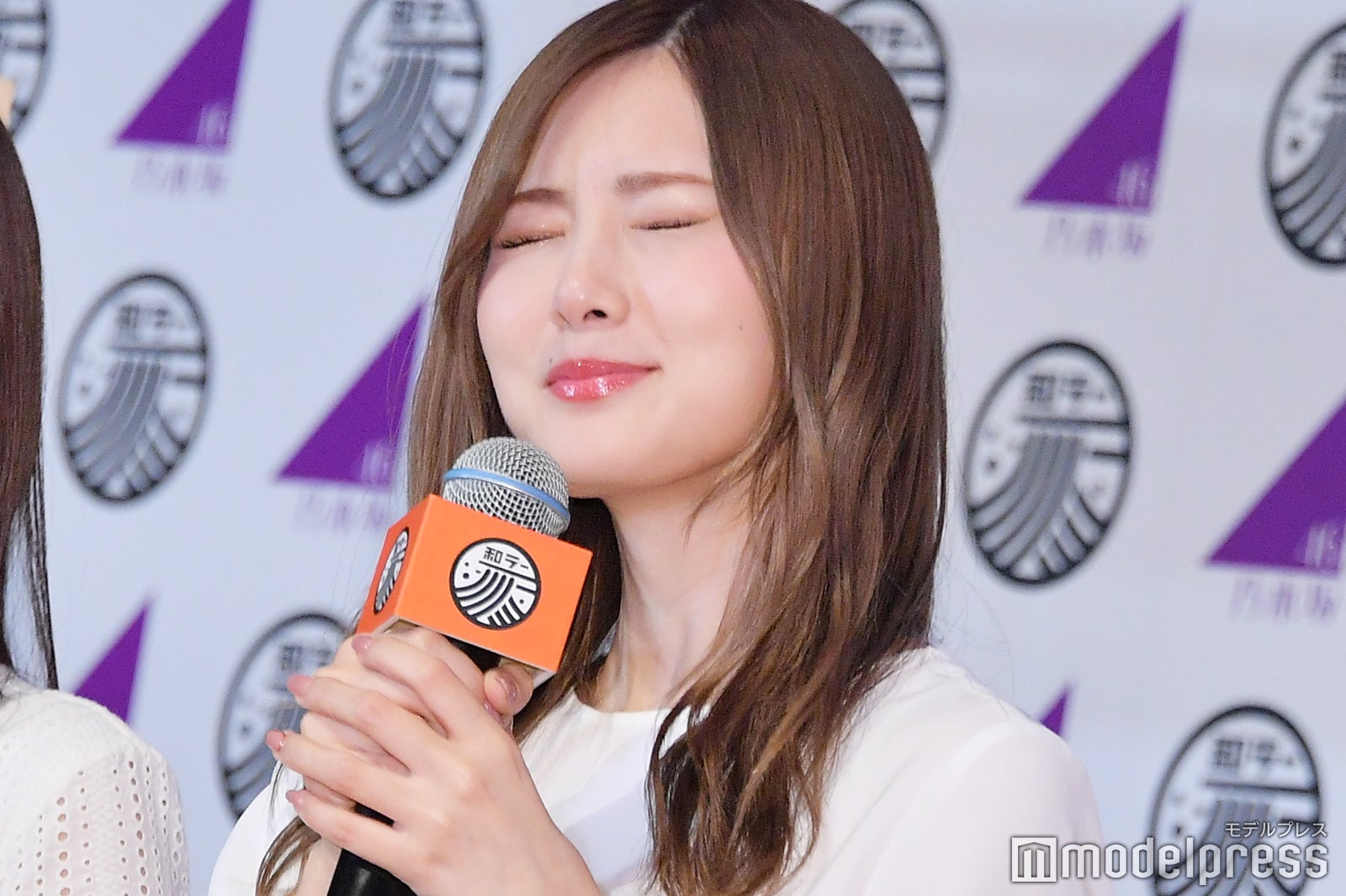 松村沙友理の「ん～」を真似する白石麻衣 （C）モデルプレス