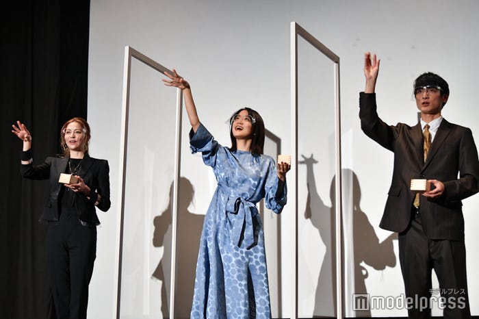 来たる節分の日にちなみ豆まきをする香里奈、深川麻衣、高良健吾(C)モデルプレス