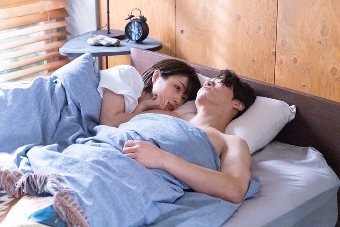 「Destiny」石原さとみ＆亀梨和也、車中で濃厚キス＆二度のベッドシーン “約3分超え”カットに「初回から刺激強い」「ドキドキする」の声