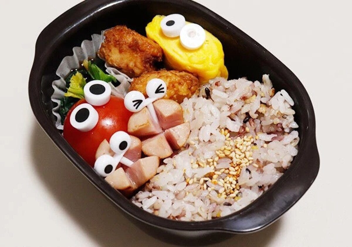 目玉ピックスでデコレーションされたおかずが入ったキャラ弁 目玉ピックスでデコレーションされたおかずが入ったキャラ弁