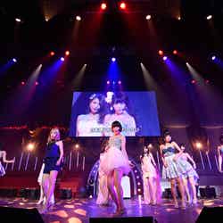 宮脇咲良（中央）「第6回 AKB48紅白対抗歌合戦」（C）AKS