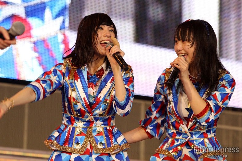 松井珠理奈（左）と松井玲奈（右）／「AKB48 2013 真夏のドームツアー～まだまだ、やらなきゃいけないことがある～」ナゴヤドーム公演2日目より（C）AKS
