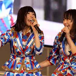 松井珠理奈（左）と松井玲奈（右）／「AKB48 2013 真夏のドームツアー～まだまだ、やらなきゃいけないことがある～」ナゴヤドーム公演2日目より（C）AKS