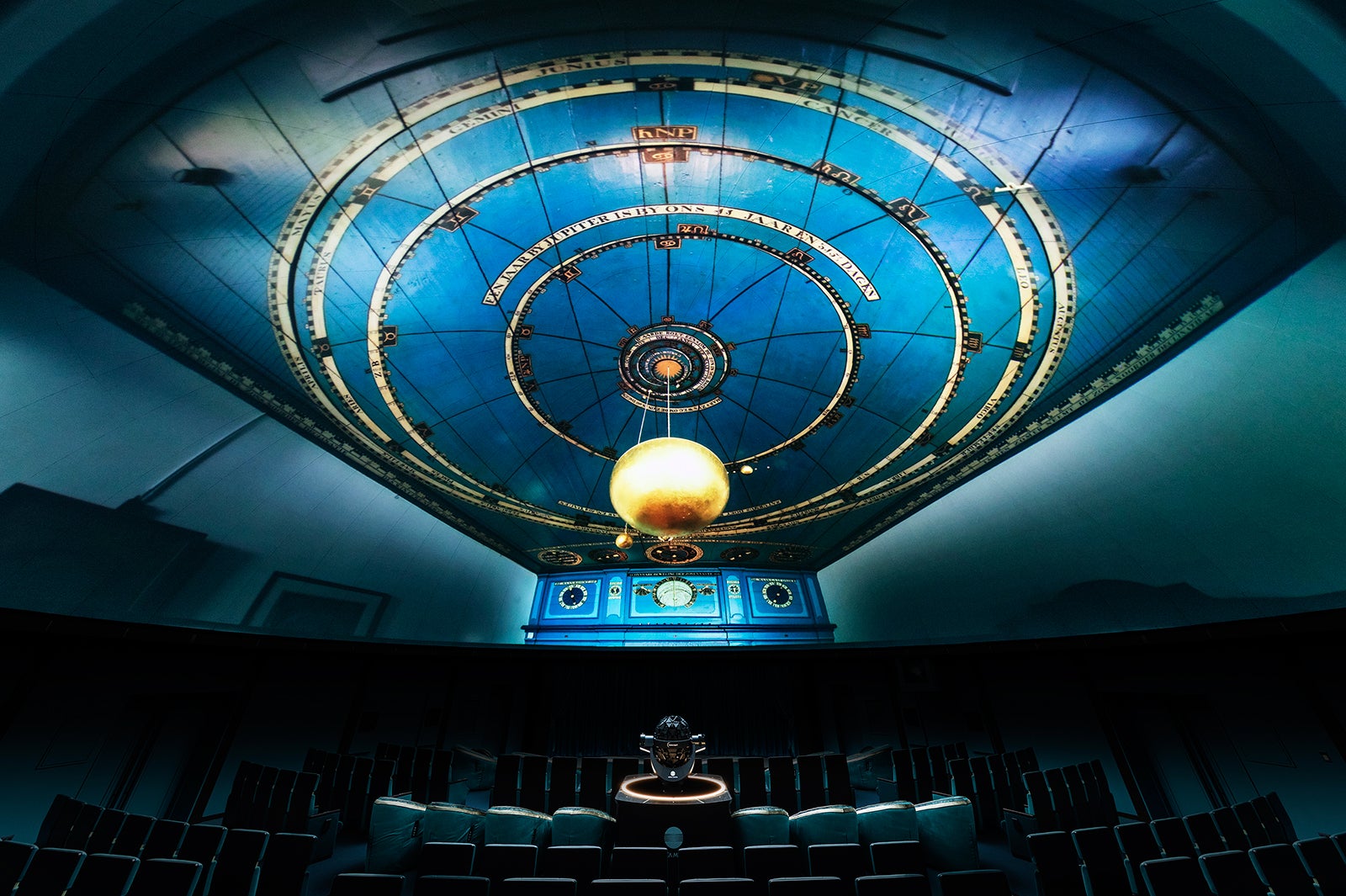 プラネタリウムドームシアター／時を刻むこの星空（提供写真）