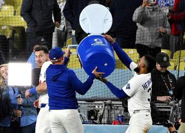 ドジャース クールなタッカーが思わず「ギョッ！」背後から駆け寄ってきた同僚 びしょ濡れ直前の表情がwド軍専属カメラマンが公開