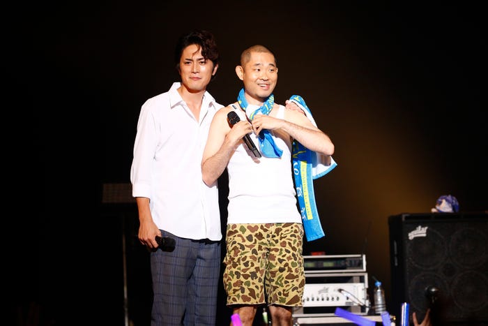 パイセンがサングラスを取って歓声を浴びたシーン(提供写真)