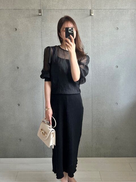 黒ワンピース　上品　高見え　大人コーデ　黒ワンピース×シアートップス