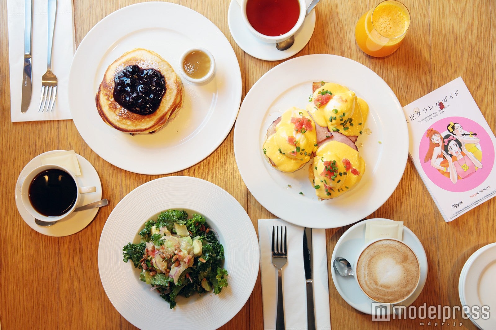 パンケーキwithメープルバター（ブルーベリー）1,600円、エッグベネディクト1,700円、ケールサラダ1,100円、コーヒー、オレンジジュース、カフェラテ （C）モデルプレス