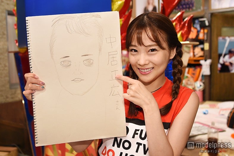 中居正広の似顔絵を披露した重盛さと美