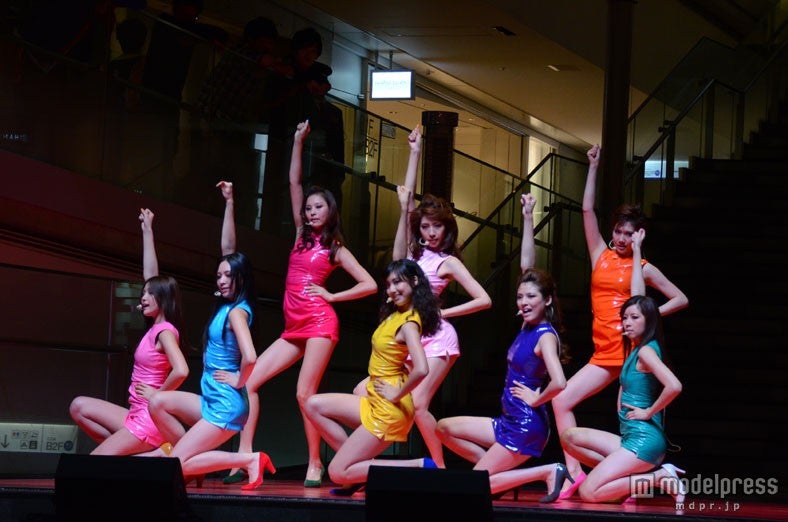 SEXYなパフォーマンスを披露するモデルガールズ