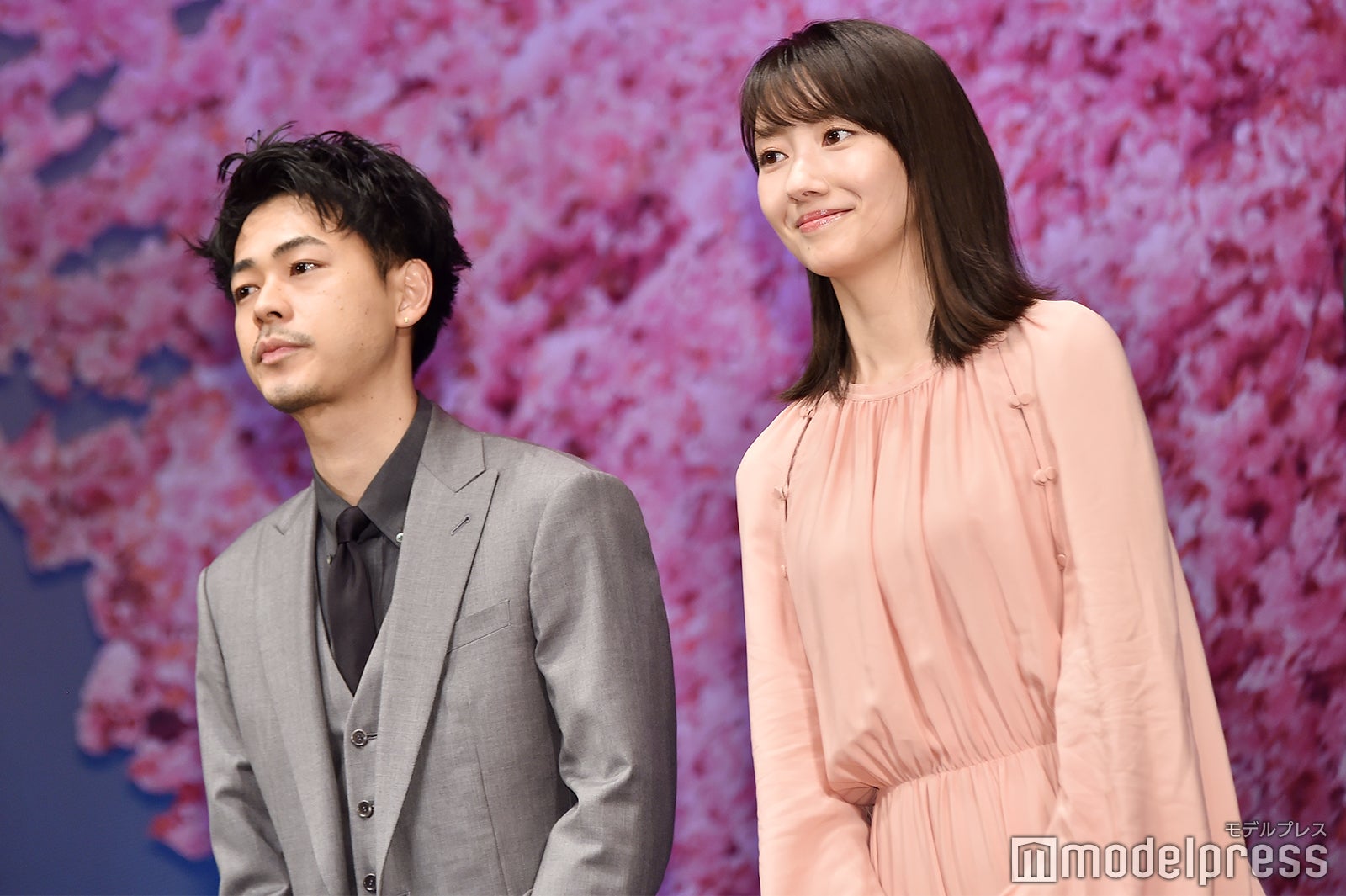 成田凌、波瑠（C）モデルプレス