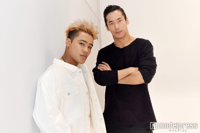 (左から)ELLY、小林直己(C)モデルプレス