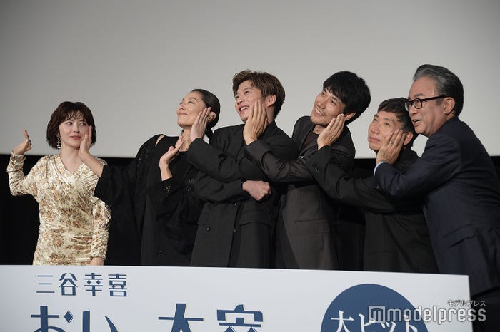 三谷幸喜氏の提案でなぜか隣の人に太宰ポーズ(左から)宮澤エマ、小池栄子、田中圭、松山ケンイチ、梶原善、三谷幸喜氏(C)モデルプレス