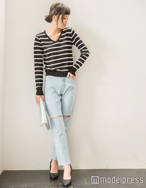 クラッシュ加工デニム「Re:EDIT by GALSTAR」ライトブルー2,998円(税込)／画像提供：Re:EDIT by GALSTAR