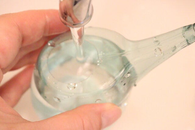 セリアのNo.3375　ミニ水差しに水を入れる