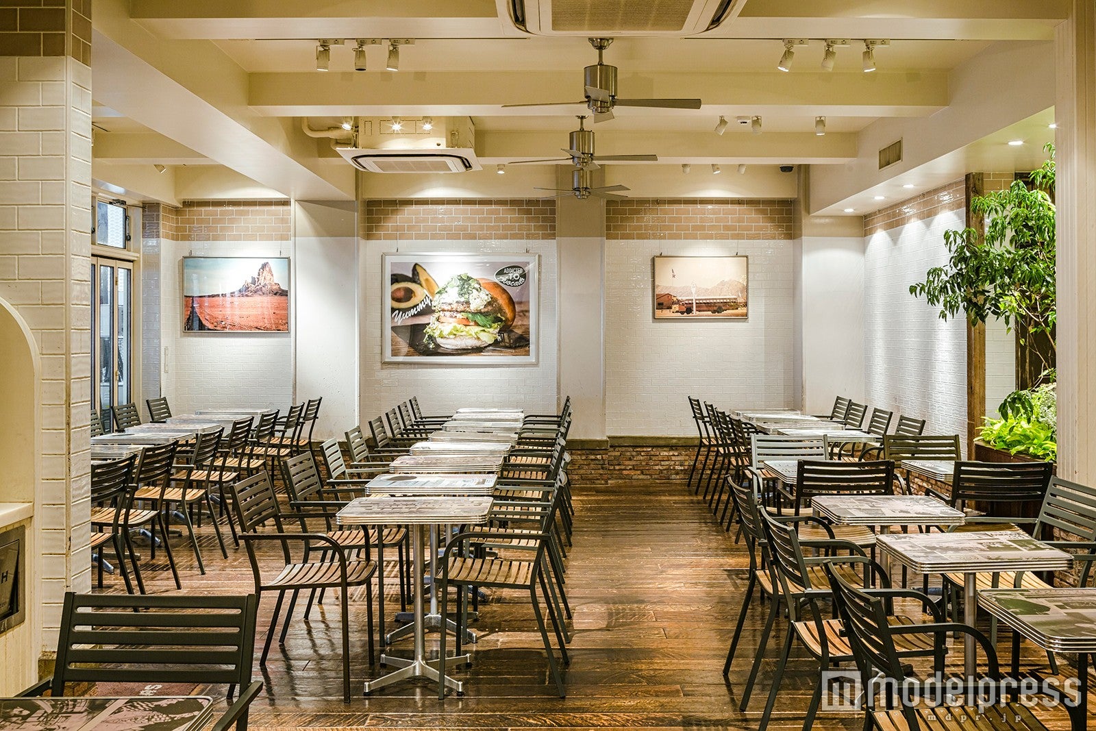 J.S. BURGERS CAFE内観／画像提供：株式会社ベイクルーズ 