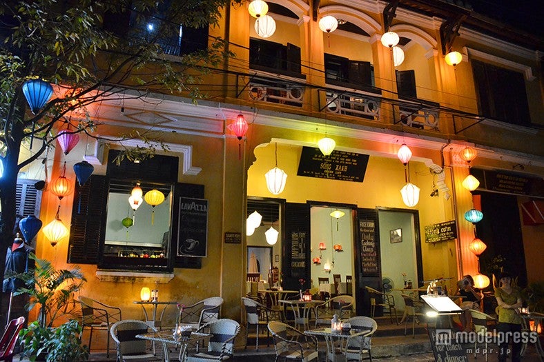 夜はランタンでお洒落にライトアップ