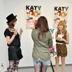 ファンとの会話を楽しむ2人(左)出岡美咲(右)寿るい