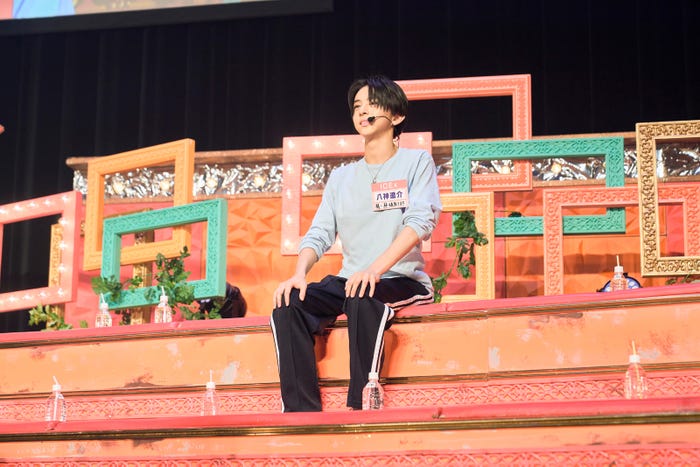 メンバーを見守る八神遼介(C)テレビ東京