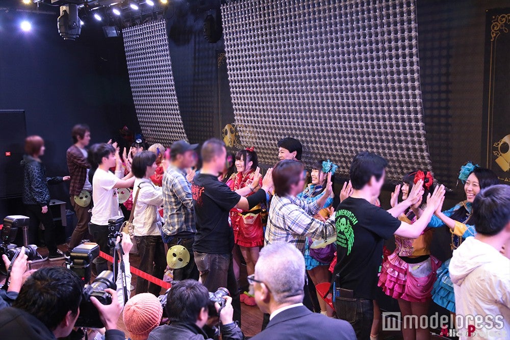 仮面女子名物「ハイタッチ会」に美川憲一も参加（画像提供：アリスプロジェクト）