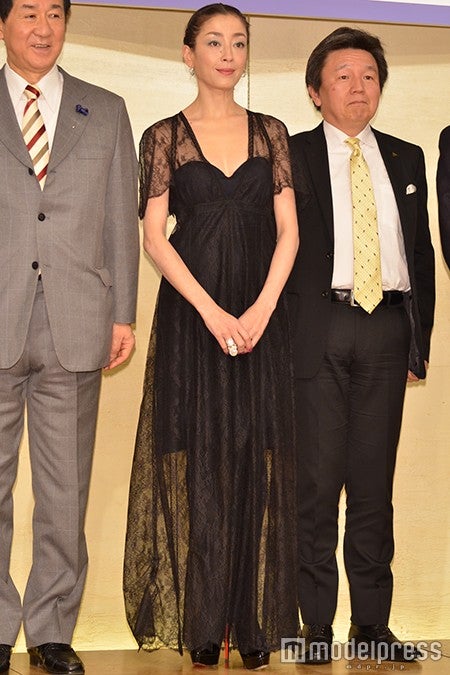 宮沢りえ（中央）／（C）モデルプレス