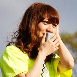 中止発表後、ファンの前で涙の挨拶をする大島優子（C）AKS