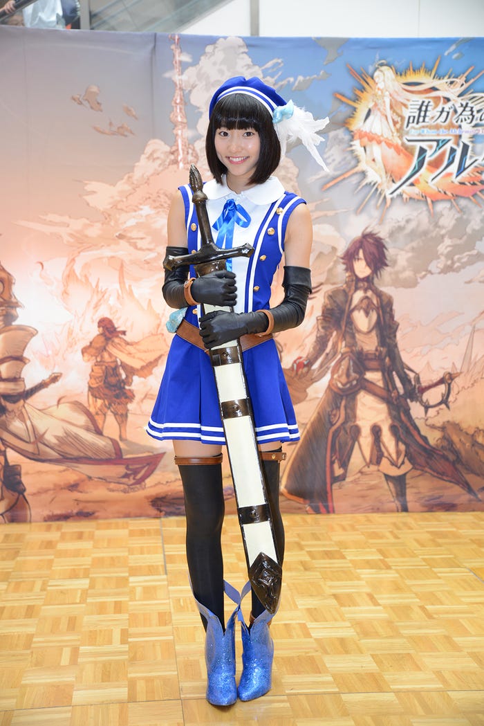 武田玲奈、ミニスカ衣装で絶対領域を披露