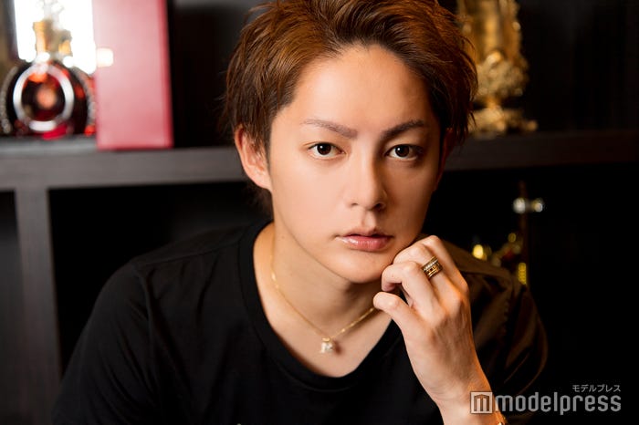 ホスト時代の三崎優太(C)モデルプレス