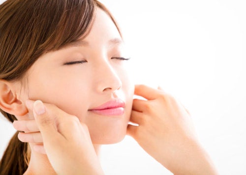 肌ケアをしている女性