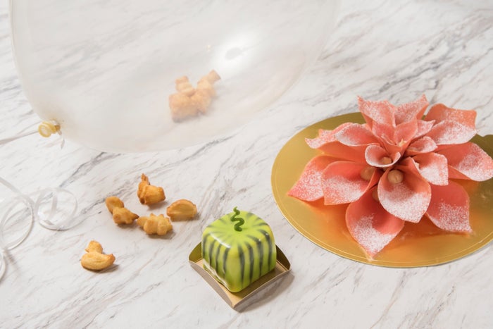 (左から)空飛ぶケーキ1000円、スクエア ウォーターメロン720円、フラワークッキー4500円/画像提供:TRANSIT GENERAL OFFICE