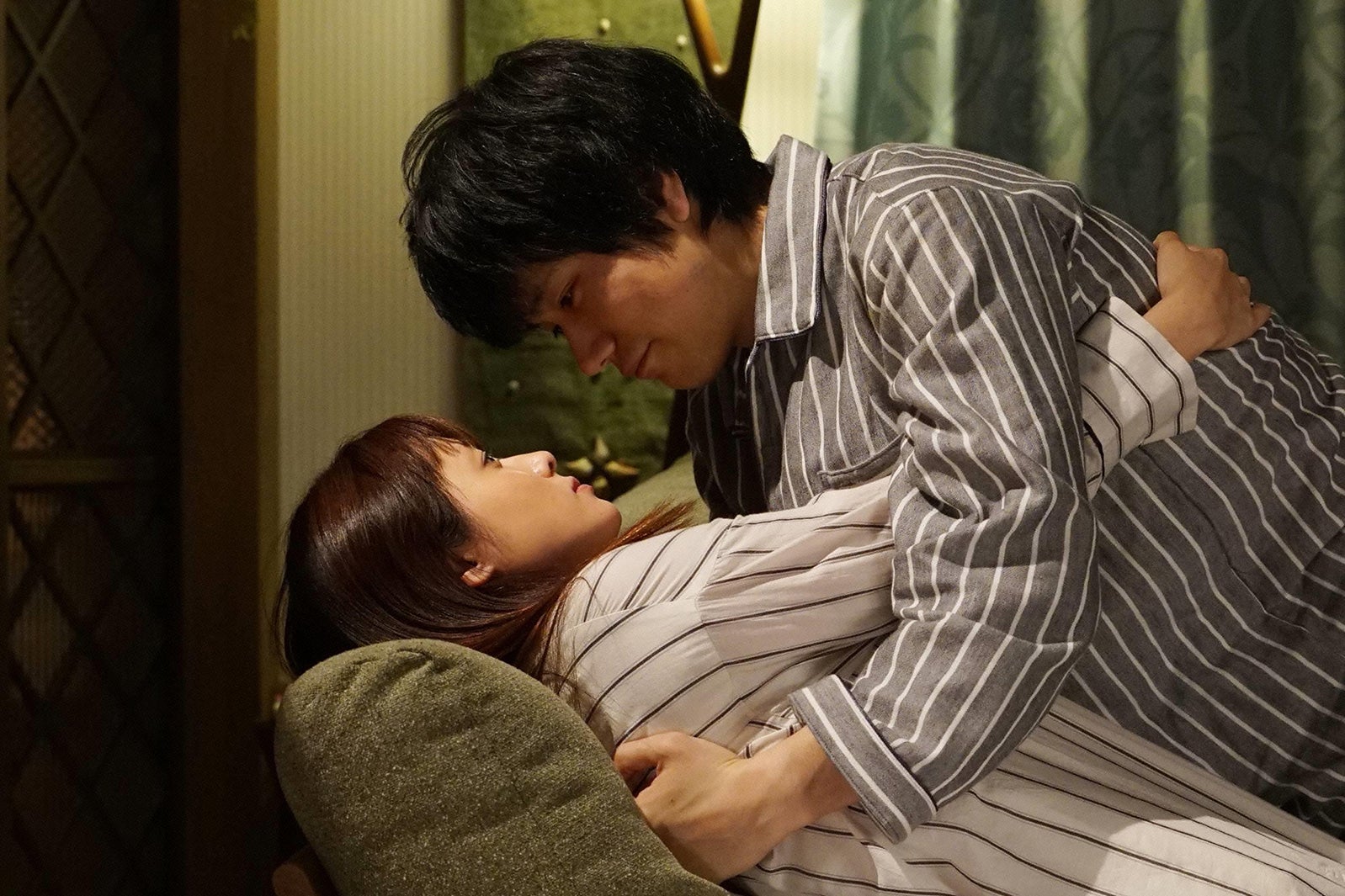 深田恭子、松山ケンイチ／「隣の家族は青く見える」第7話より（C）フジテレビ