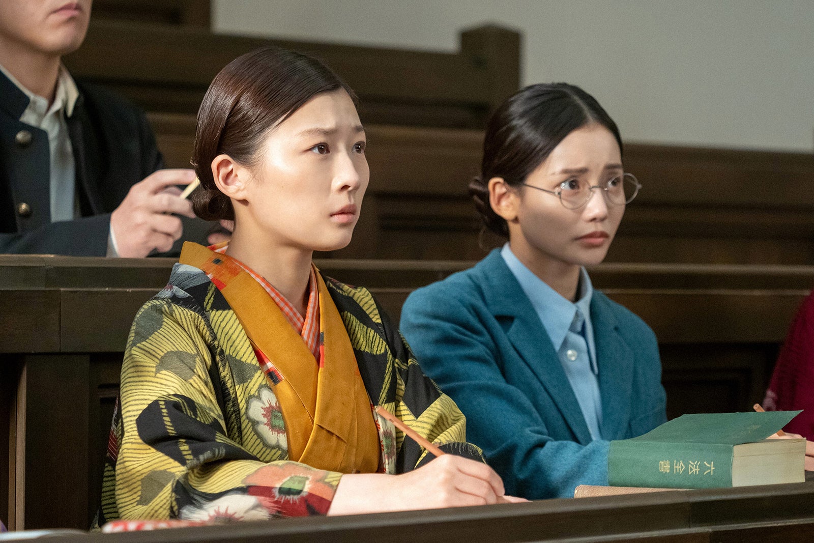 伊藤沙莉、ハ・ヨンス「虎に翼」第16話より（C）NHK