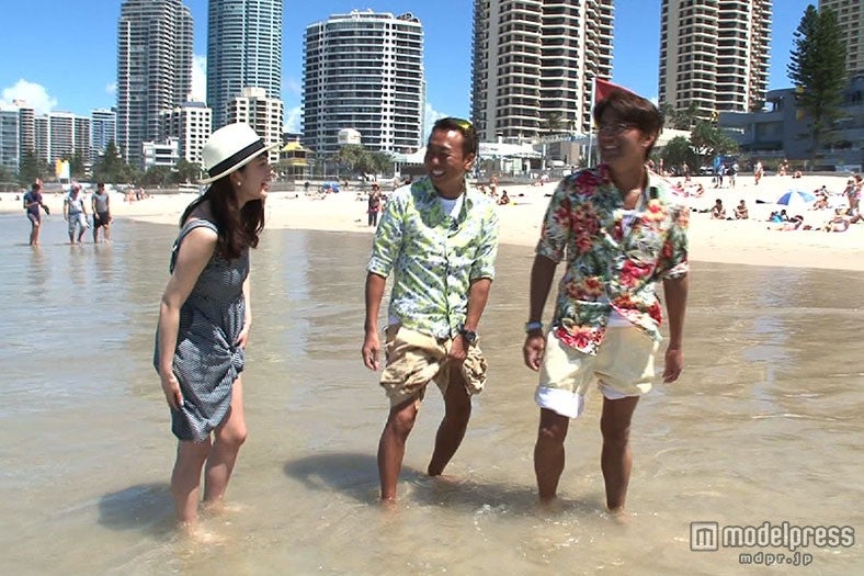 サーファーズパラダイスで笑顔を弾けさせた（左から）筧美和子、さまぁ～ず