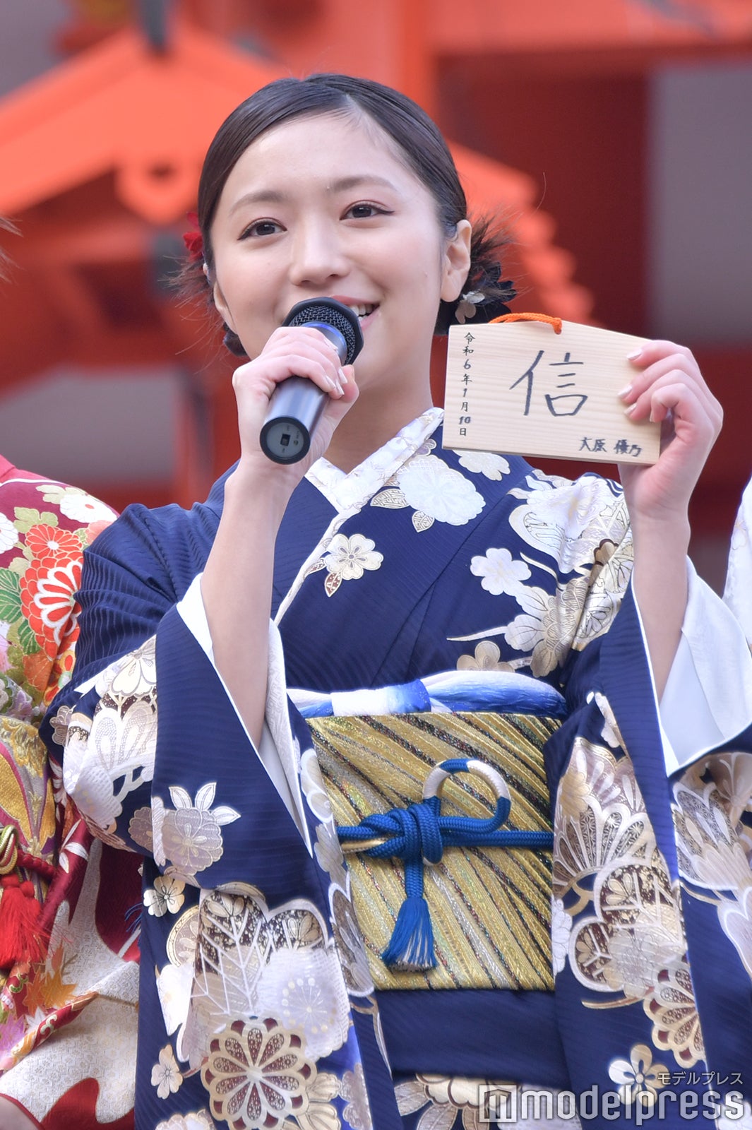 直筆の絵馬を紹介する大原優乃（C）モデルプレス