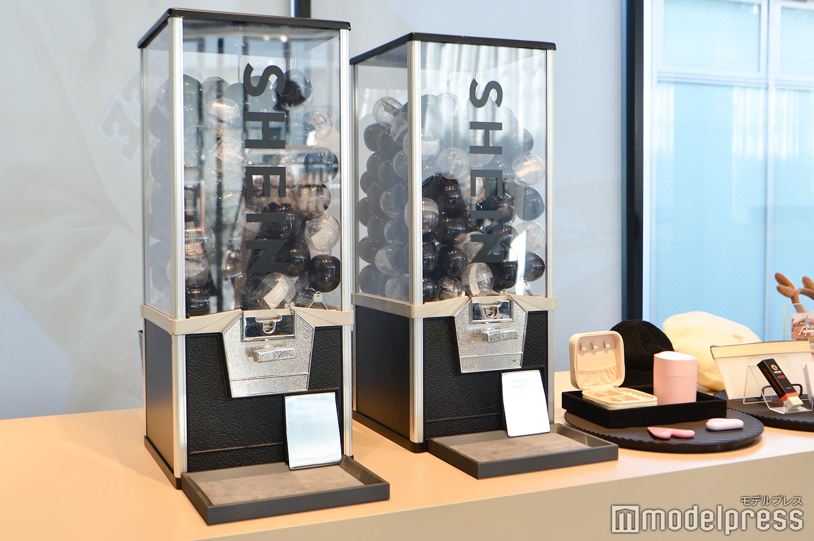 グッズやギフトカードがもれなく当たるガチャ／『SHEIN TOKYO』（C）モデルプレス