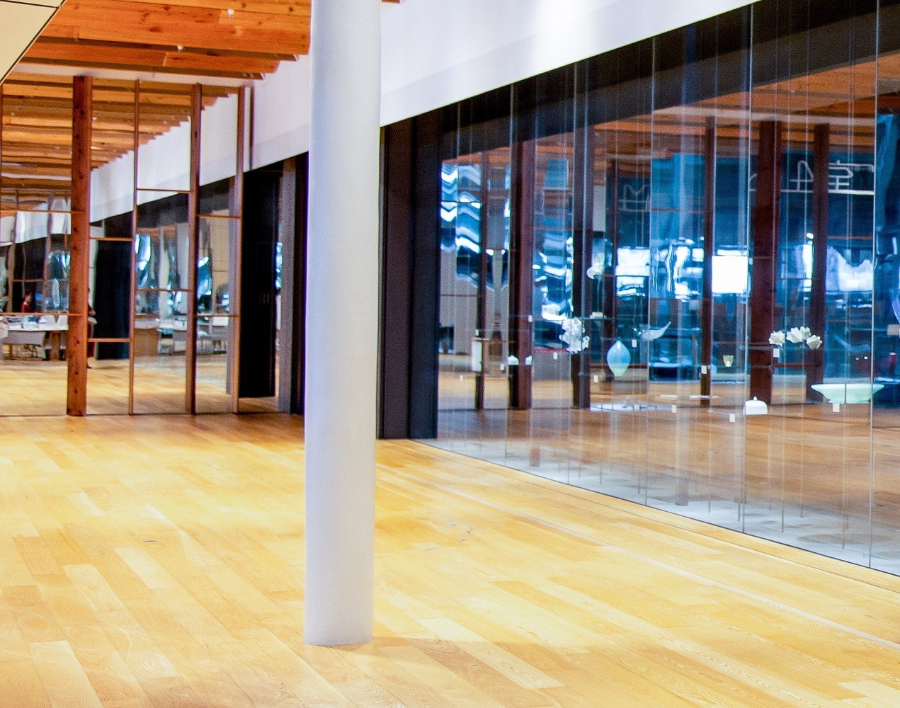 ガラス越しにも鑑賞が可能な常設展／提供画像