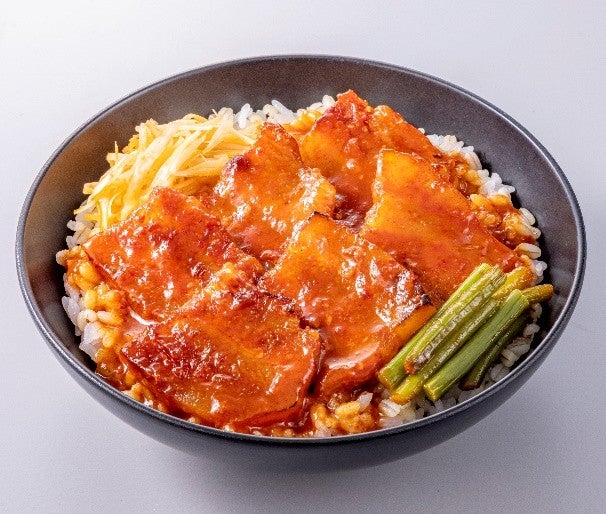 旨辛コチュジャン サムギョプサル丼（もち麦）（税込699.84円）／提供画像