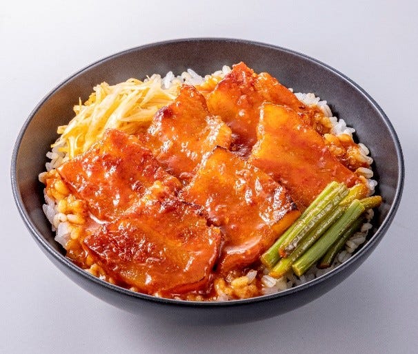 旨辛コチュジャン サムギョプサル丼(もち麦)(税込699.84円)/提供画像