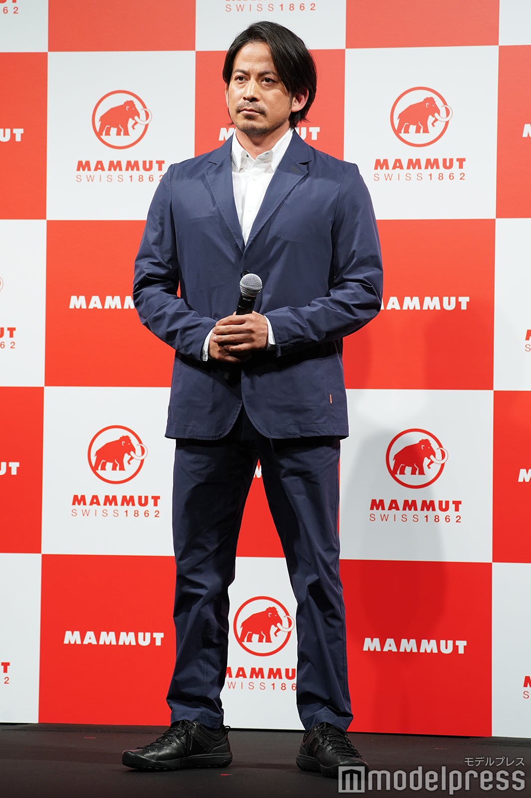 ネイビーのスーツを着こなす岡田准一（C）モデルプレス