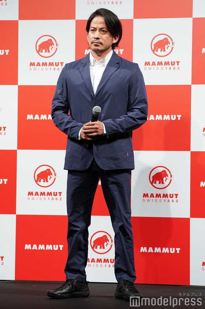 ネイビーのスーツを着こなす岡田准一(C)モデルプレス