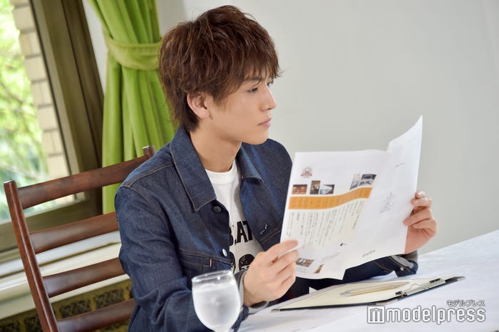 真剣に資料を読む岩田剛典①(C)モデルプレス