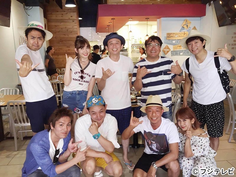 （後列左から）田中卓志、小嶋陽菜、有吉弘行、カンニング竹山、渡部建（前列左から）狩野英孝、西堀亮、小峠英二、岡井千聖