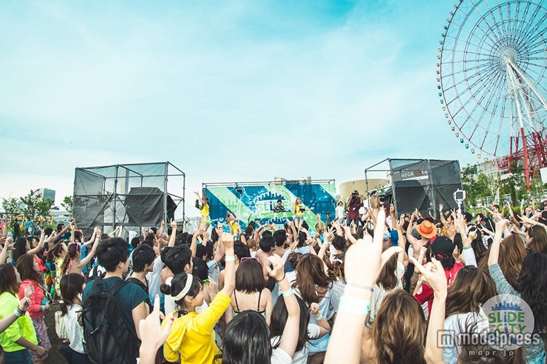 スライダー体験者以外も楽しめる音楽ステージ、第1回開催の様子／画像提供：Slide the City JAPAN