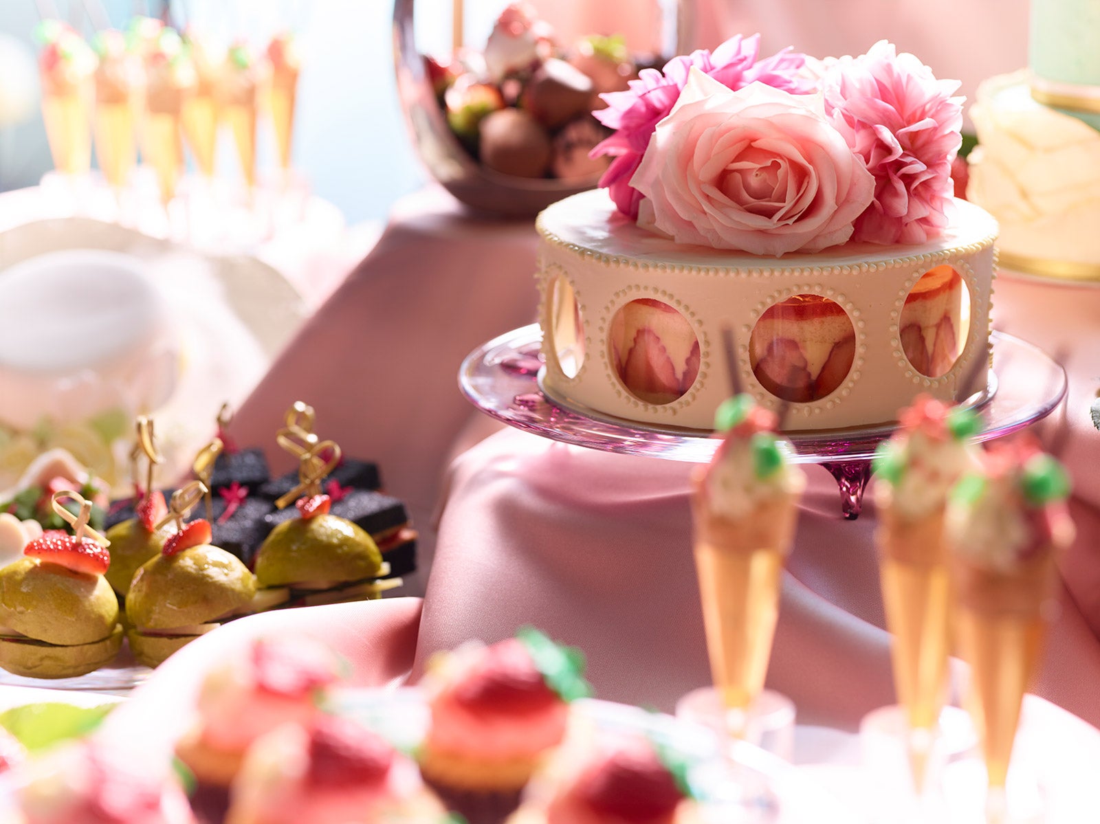 週末限定「オトナ苺ブッフェ」／画像提供：コンラッド東京