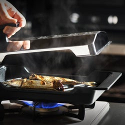 自宅で魚をふっくら炭火焼き!七輪で焼いたように仕上がる「魚焼き器」の秘密は“遠赤効果”