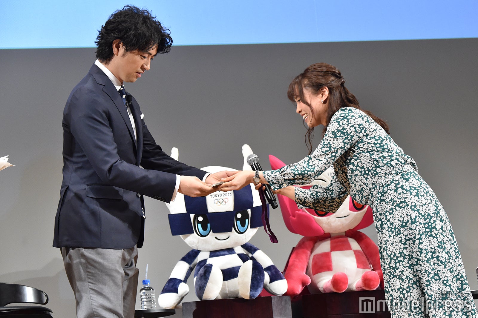 斎藤工、平野早矢香氏 （C）モデルプレス