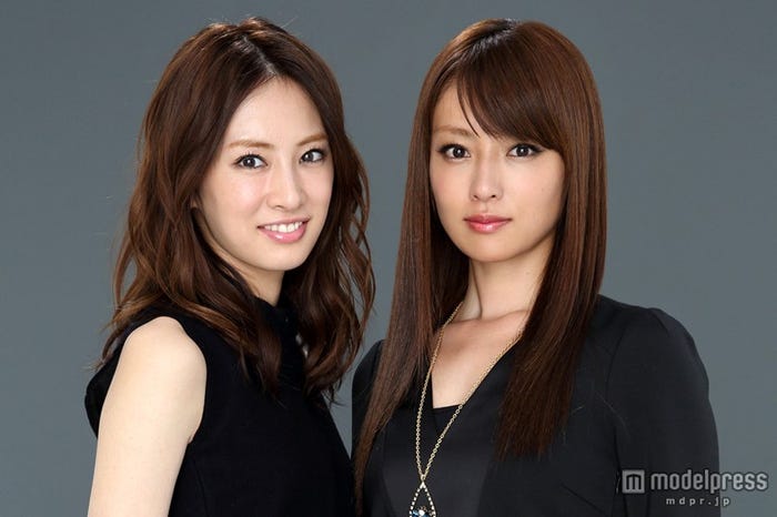 北川景子(左)、深田恭子(右)